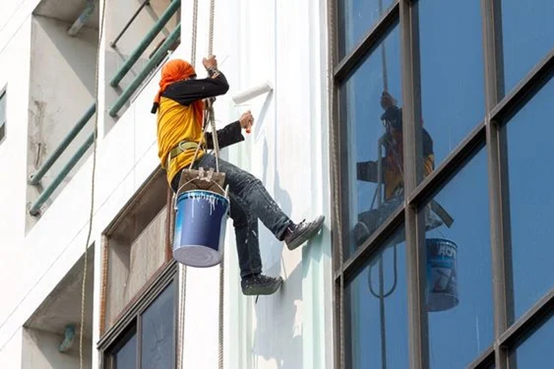 How Office Building Painting Services Improve Workplace Ambience